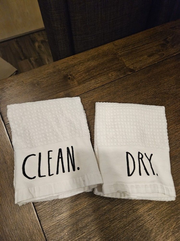 Rae Dunn Kitchen Towel Set. Like New