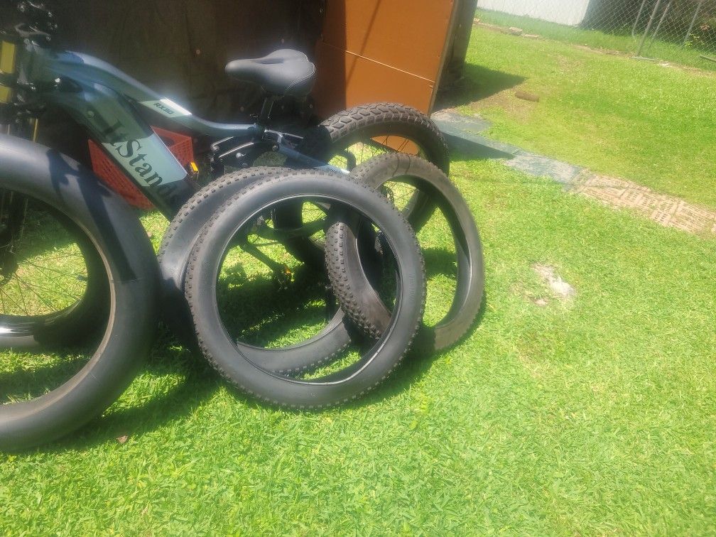 48 V 1400 W 30 amps it goes 30 miles an hour I only had it 6 months