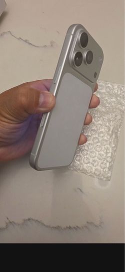 iPhone 17 pro !! Unlocked !! Like new !!