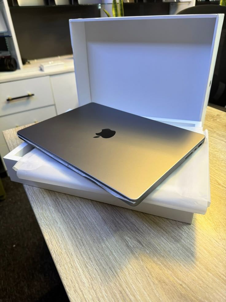 MacBook Pro 14 Inch 16GB