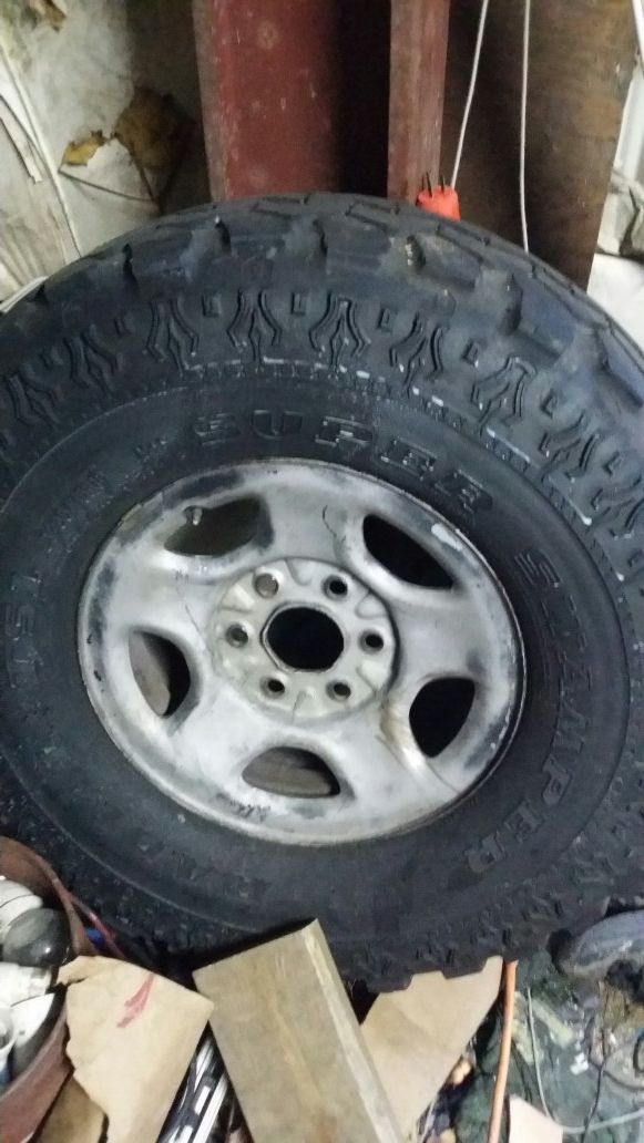 tires with wheels 275 85/ r16