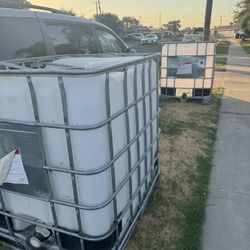 2 water storage tanks holds over 250 gallons 2 for 100$ 