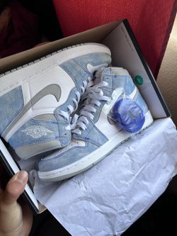 Air Jordan 1 High Hyper Royal
