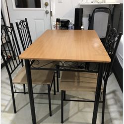 5 piece Used Dining Set. Kitchen Table & 4 Padded Seat chairs. Comes from Non smoking, Pet free home