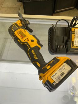 DeWalt multi tool w/ battery and charger