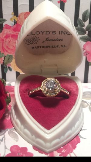 Photo Beautiful white sapphires channel set on 18 k gold plated band with brilliant round sapphire in center sz8