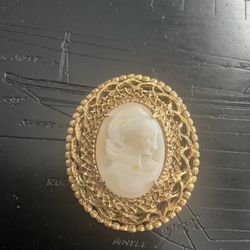 Vintage Signed Florenza Gold Tone Shell Carved Cameo Brooch Pin