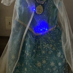 Vestido de Elsa prende la luces y es música lleva batería