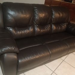 Leather Couch And The 👈👍👍👍👉 Table 👈🏡🏡🏡👉($300.00)👈