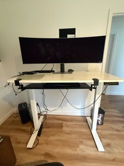 Height adjustable desk