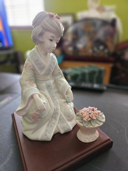 Ceramic Chinese Woman Kimono With Flowers