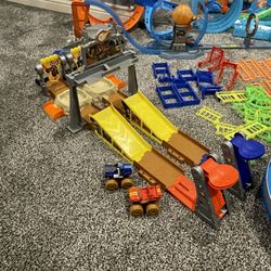 Fisher-Price Blaze and the Monster Machines Toy Cars Playset, Mud Pit Race Track with Blaze And Crusher