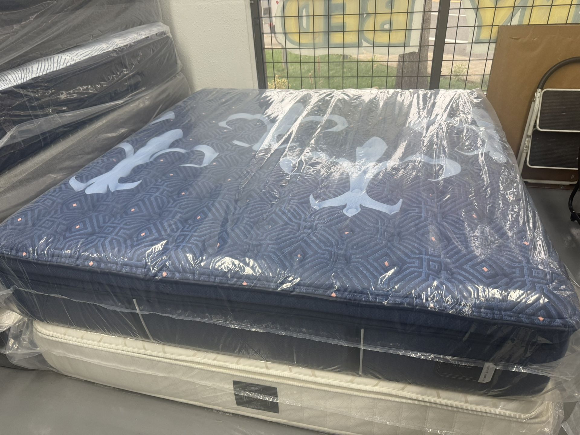 KING SIZE STEARNS & FOSTER STUDIO PILLOW TOP MATTRESS & BOX SPRINGS BED SET