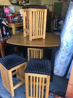 Mesa con 4 bancos