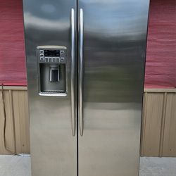 🔆🇺🇸☆GE Profile ☆🇺🇸🔆 S-Steel S-by-S Fridge in Great Condition 
