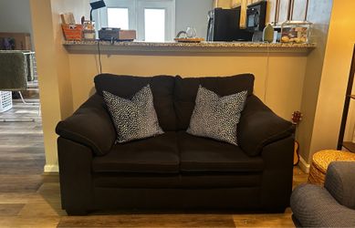 Loveseat Sofa – Great Condition – Compact & Comfortable