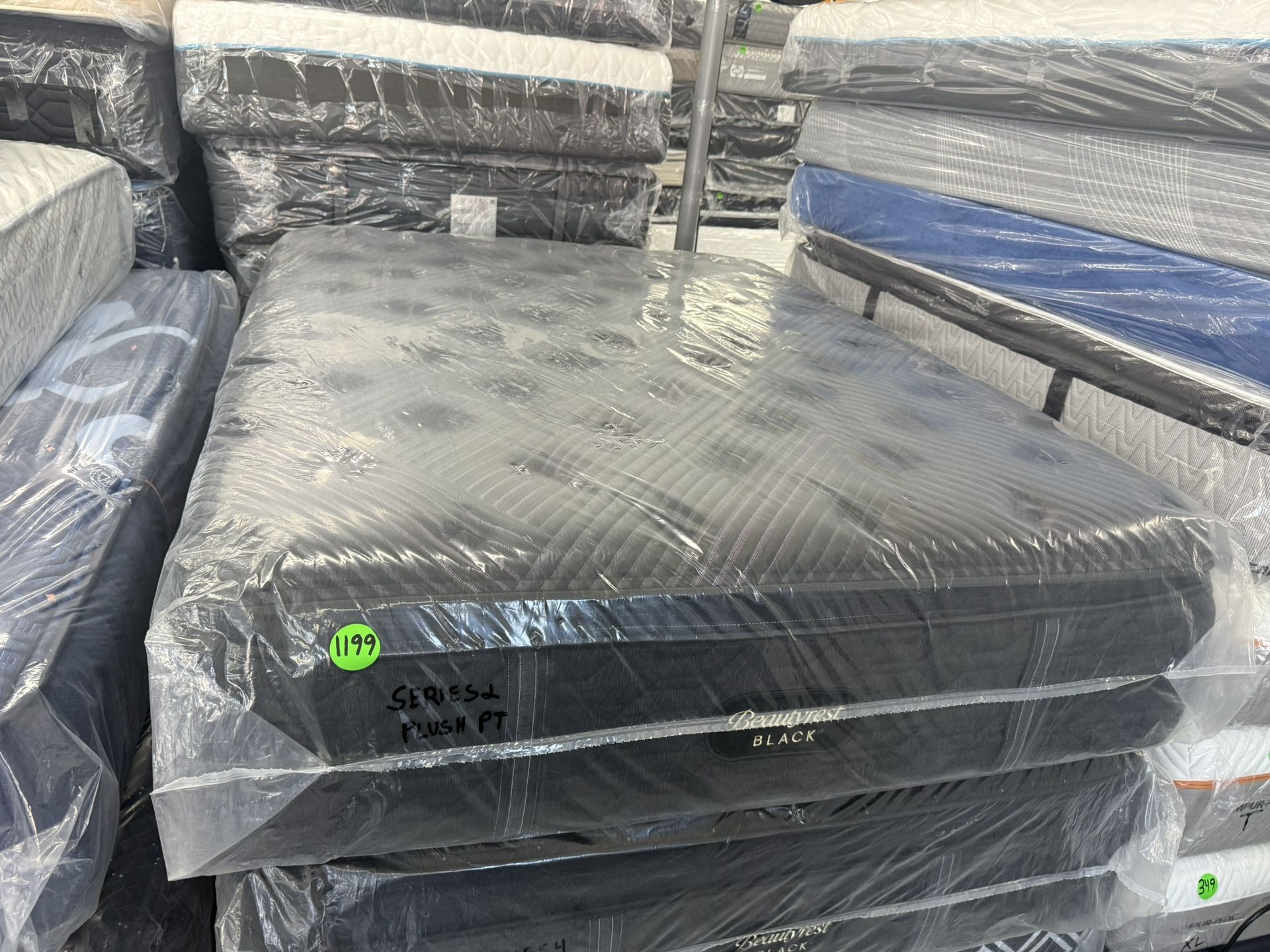QUEEN SIZE SIMMONS BEAUTYREST BLACK SERIES 2 (PLUSH) PILLOW TOP MATTRESS & BOX SPRING BED SET
