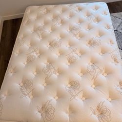 Queen Mattress – Like New (2024