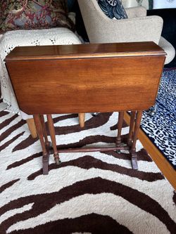 Early 20th century gate leg table compact