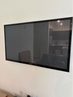 Samsung (not smart) tv 50” (mount included)
