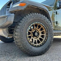 17x9 Wheels And Tires 33/1250/17
