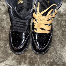 Jordan 1 Metallic Gold 