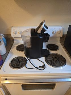 KEURIG COFFEE MACHINE