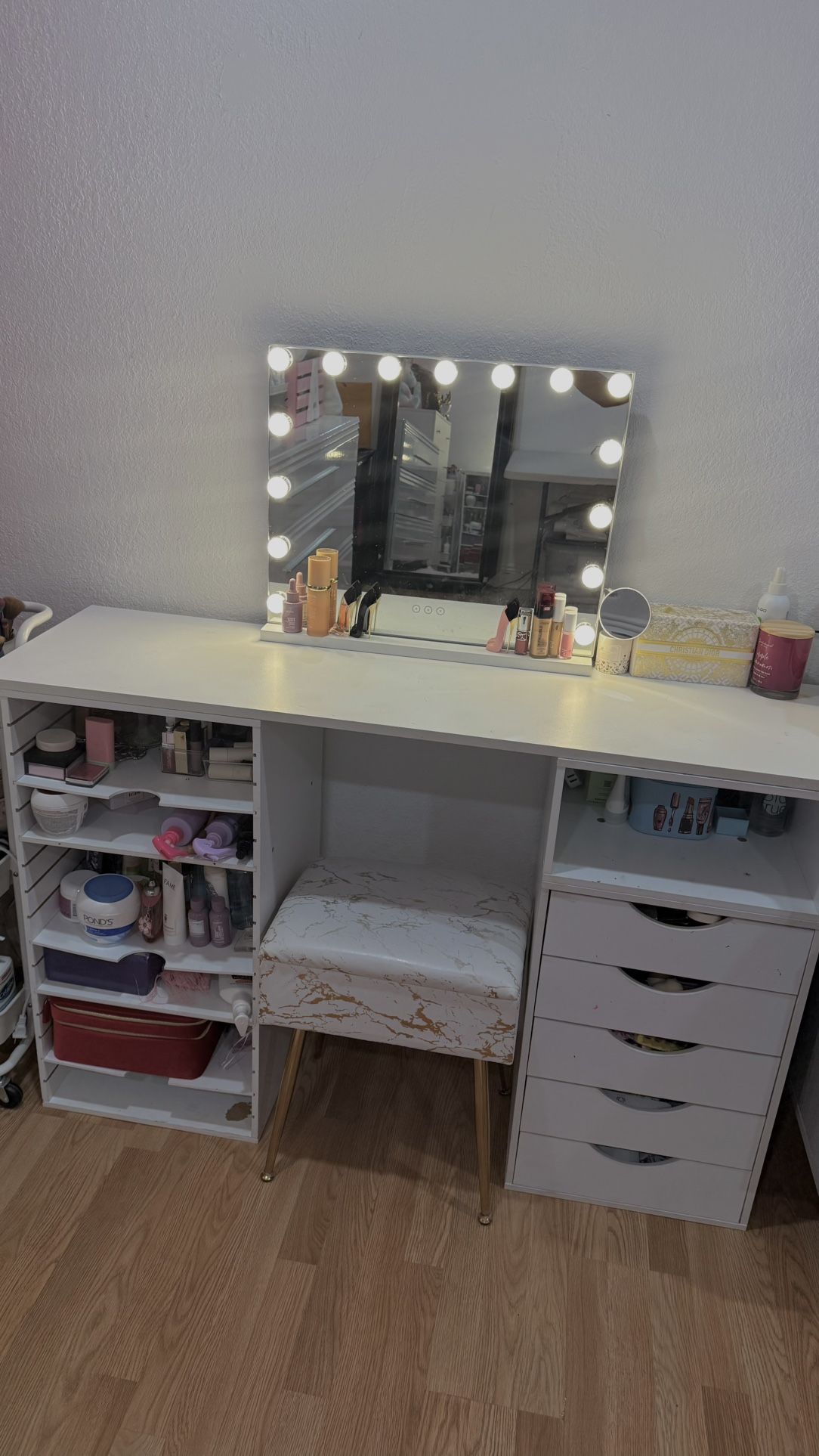Vanity With Chair And Mirror