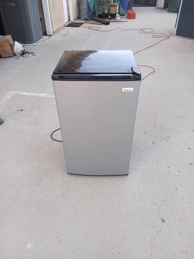 Gently Used Magic Chef Compact Refrigerator Freezer