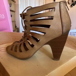 Barely Used Heels/Zapatillas Semi Nuevas