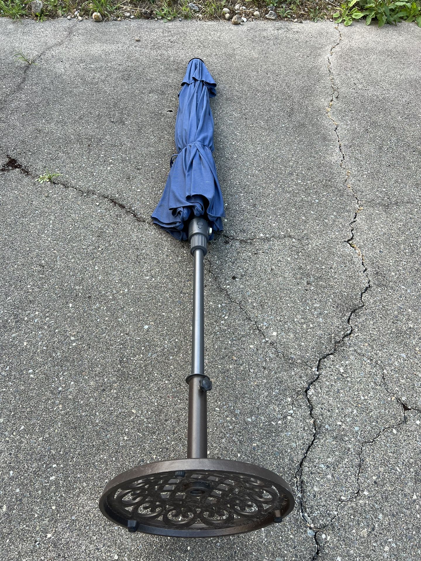 Costco Umbrella With Stand for Sale in Auburn, WA OfferUp