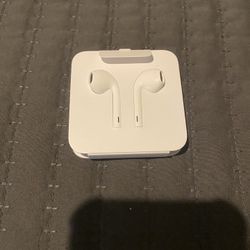 Apple EarPods with Lightning Cable