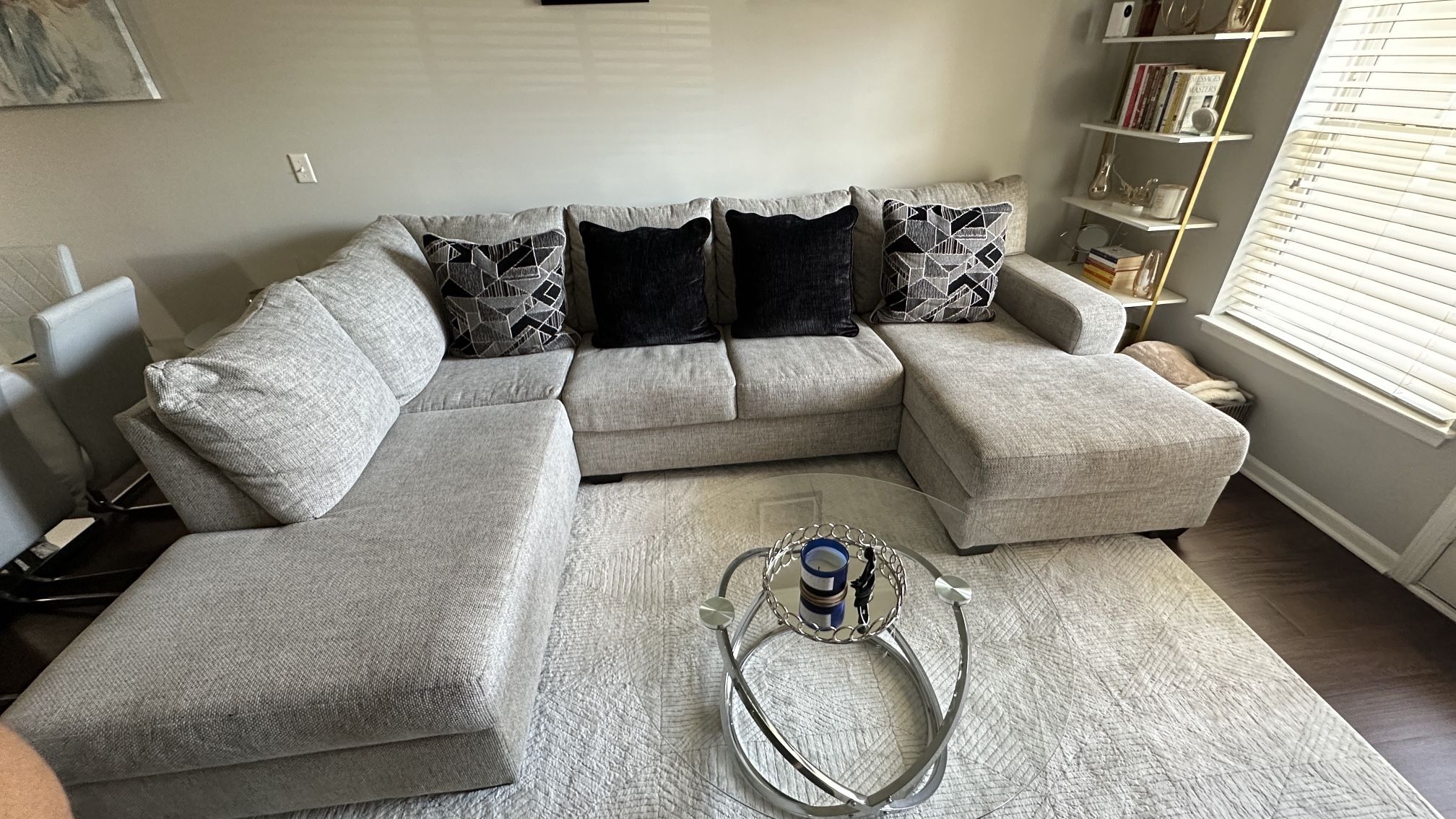 Ashley Megginson 3-Piece Right Facing U-Shaped Sectional with Sofa Chaise