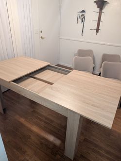 Sandy Table with Leaf Extensions and Light Cushioned Chairs(4)