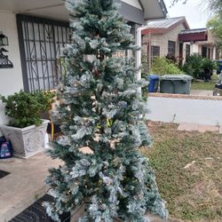 7.5 OVERLAND FROSTED PRE-LIT XMAS TREE (SOME LIGHTS DONT TURN ON AT THE TOP AND SEVERAL NEAR THE MIDDLE)
