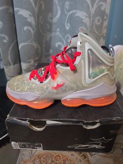 Tennis shoes