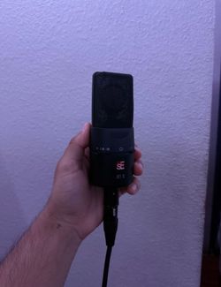 sE Microphone with stand
