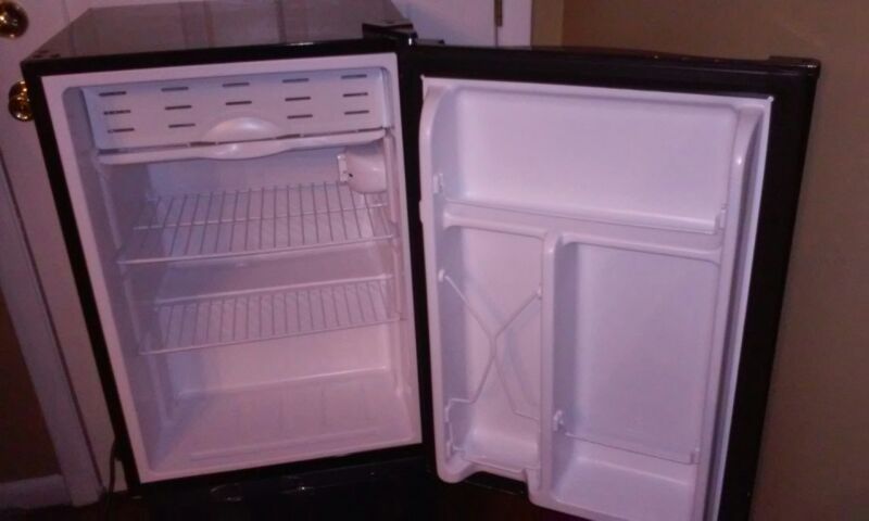 IGLOO 2.6 CU.FT. MODEL FR2831-B-BLACK MINI FRIDGE