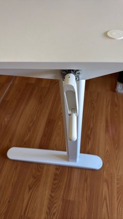 WHITE SIT/STAND DESK