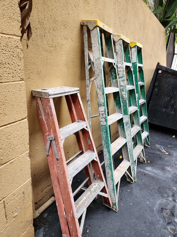 4 Escaleras De Fibra De Bidrio Por 150  Las 4