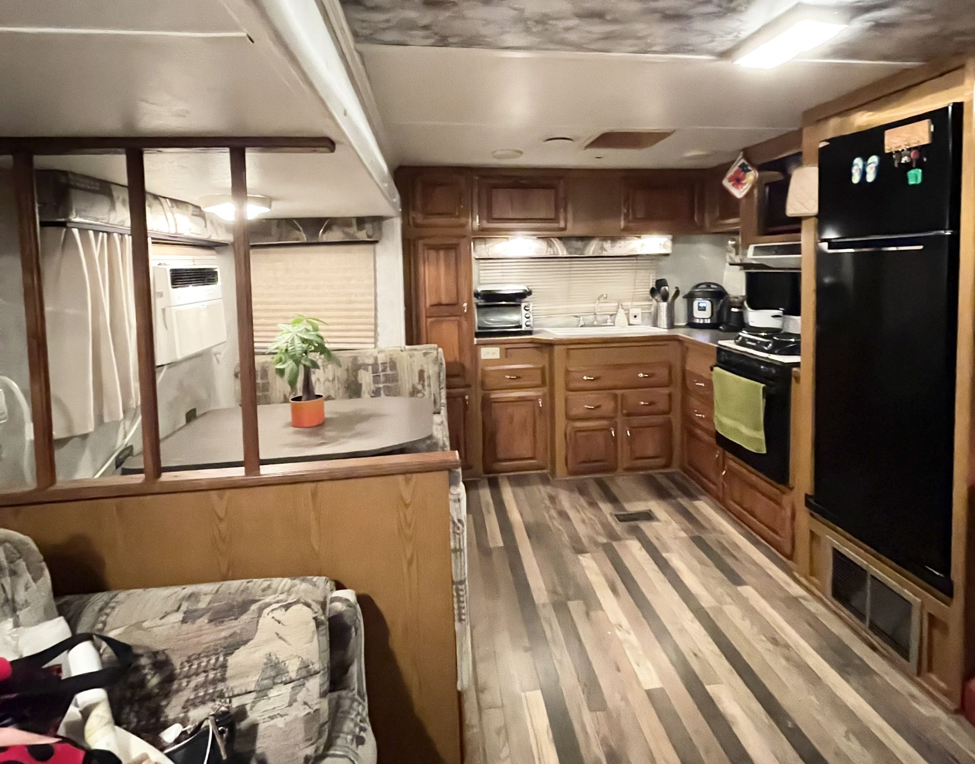 Trailer Amplio RV 30 Ft A La Venta Con Titulo Y Listo Para Vivir