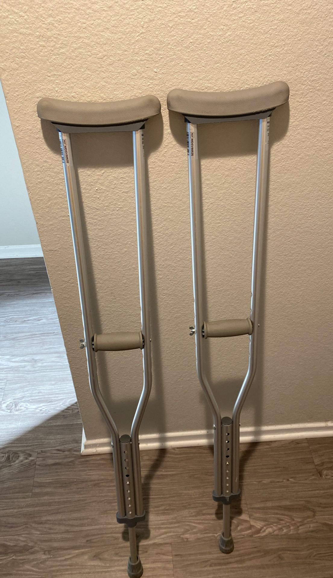 Medline MDSV80535 Standard Aluminum Crutches, 5’2”-5’10” height