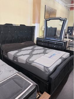 Queen bed room set on Sale
