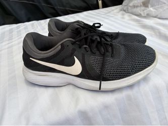 BEAUTIFUL NIKE TENNIS SHOES SIZE 13