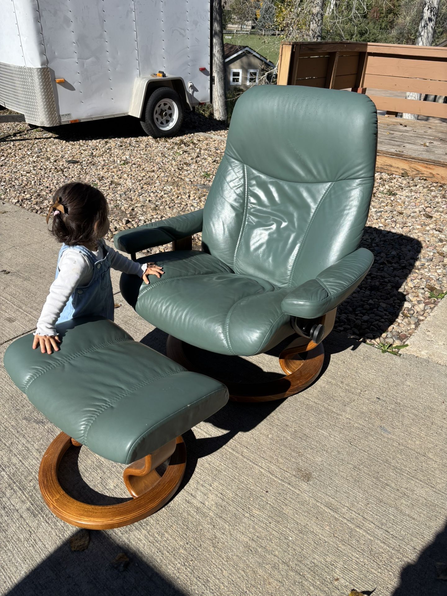 Stressless Consul Recliner + Ottoman – Genuine Leather – $2,000+ Value