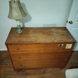 Solid Oak Vintage Dresser – Built to Last, Priced to Go