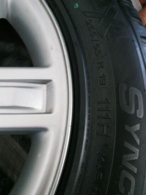 Like new rims and tires for your land rover 255 /55 R 19 