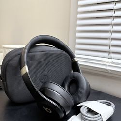 Beats Solo 4 Wireless (Black & Gold)