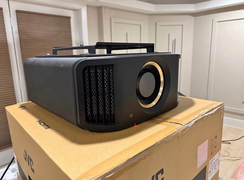 JVC-DLA-NX7/RS2000-4K-Projector-with-ceiling-mount