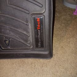 2019-2021 HYUNDAI TUCSON WEATHER-TECH FLOOR LINERS IN LIKE NEW CONDITION 